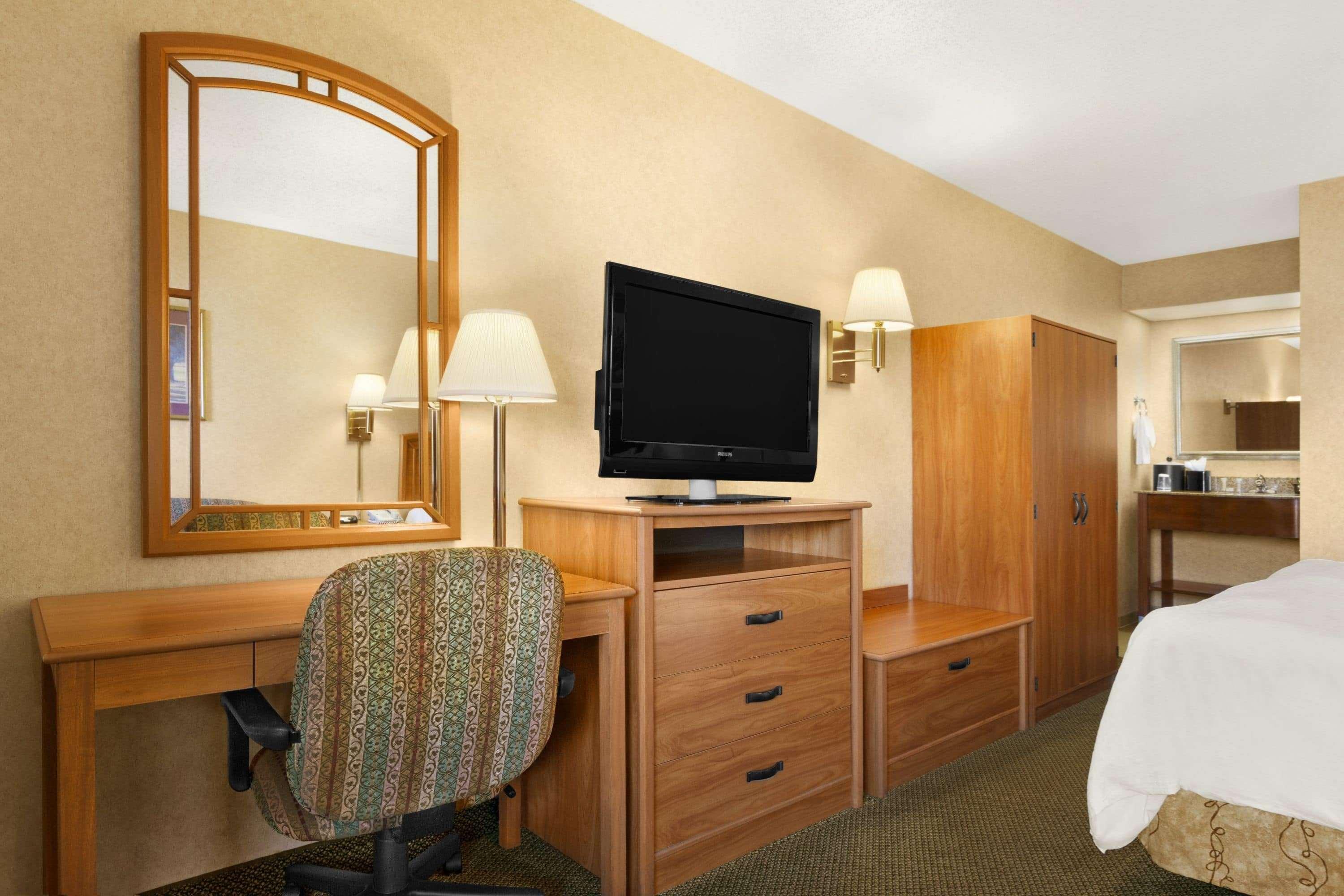 Howard Johnson By Wyndham Greensboro Near The Coliseum Exterior foto