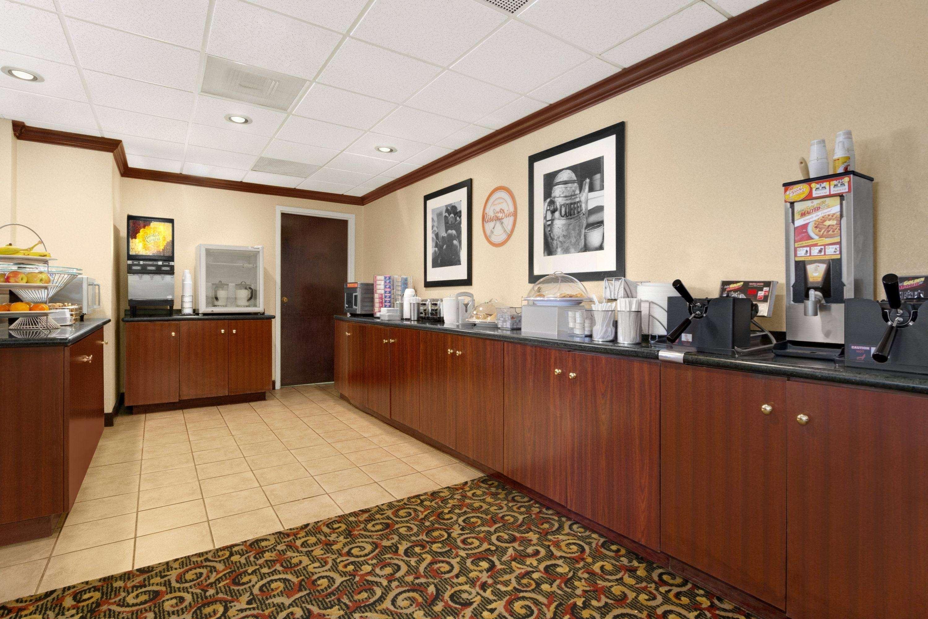 Howard Johnson By Wyndham Greensboro Near The Coliseum Exterior foto