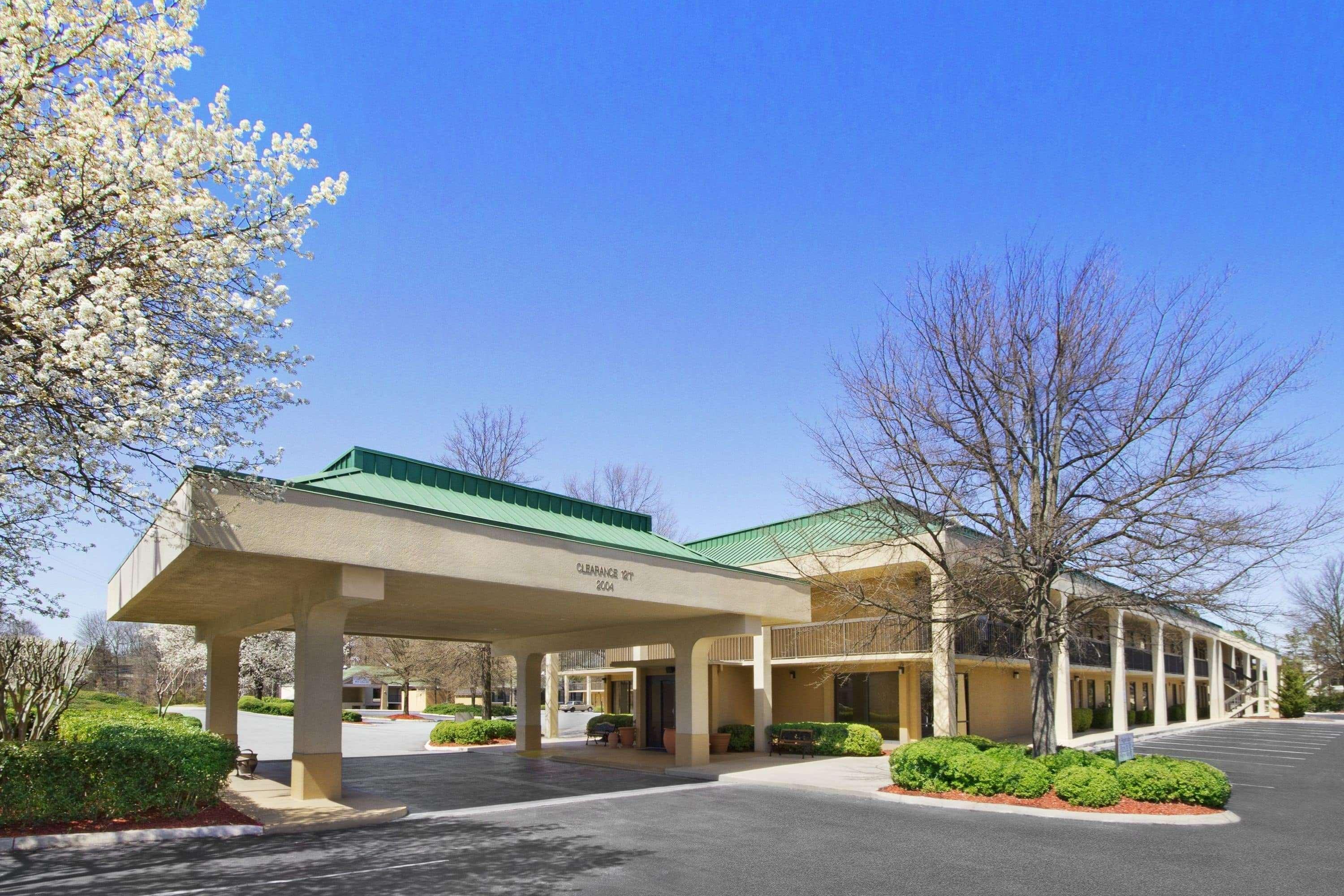 Howard Johnson By Wyndham Greensboro Near The Coliseum Exterior foto