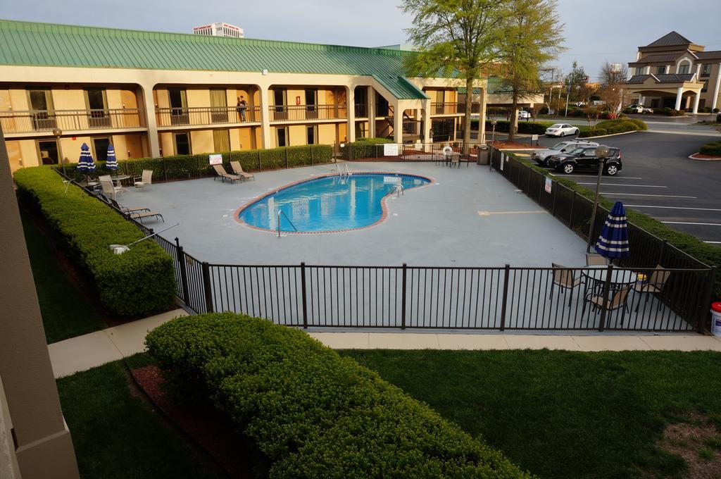 Howard Johnson By Wyndham Greensboro Near The Coliseum Exterior foto