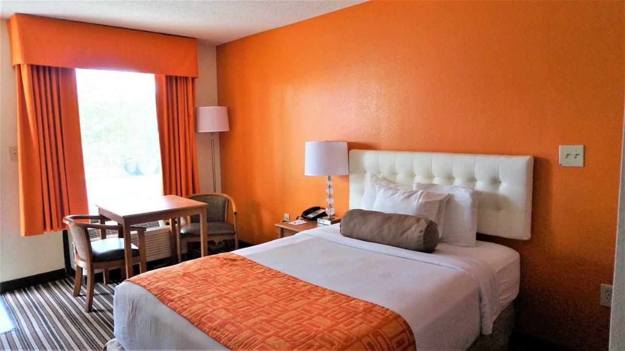 Howard Johnson By Wyndham Greensboro Near The Coliseum Exterior foto