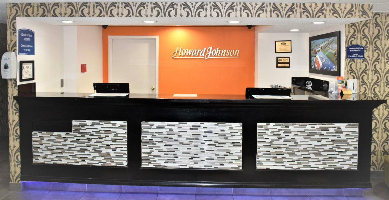 Howard Johnson By Wyndham Greensboro Near The Coliseum Exterior foto